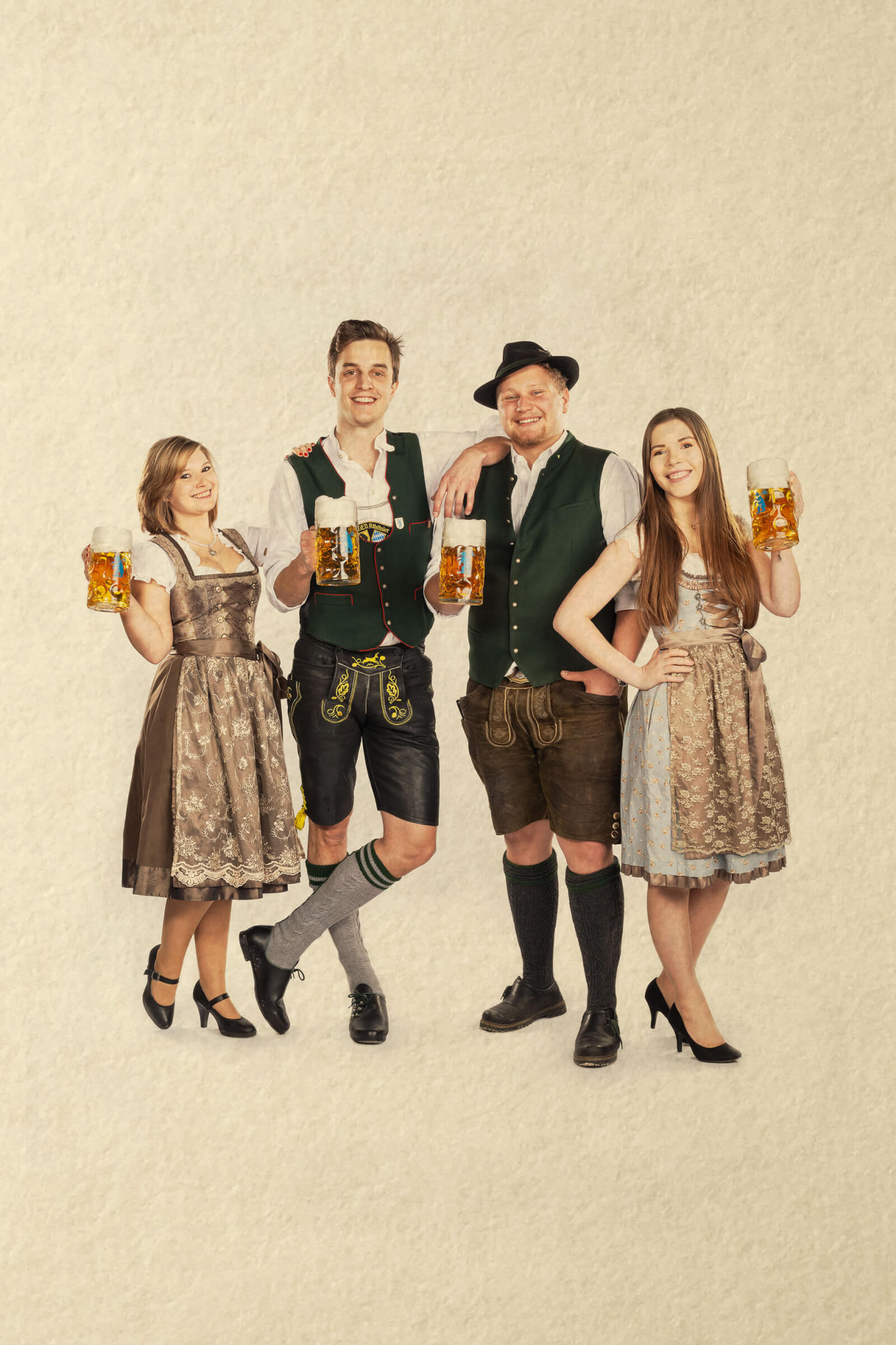 Fotoshooting bei Brauerei Wildbräu für neue Werbekampagne. Bräu, Braumeister und zwei junge Damen in Tracht und mit Masskrügen.