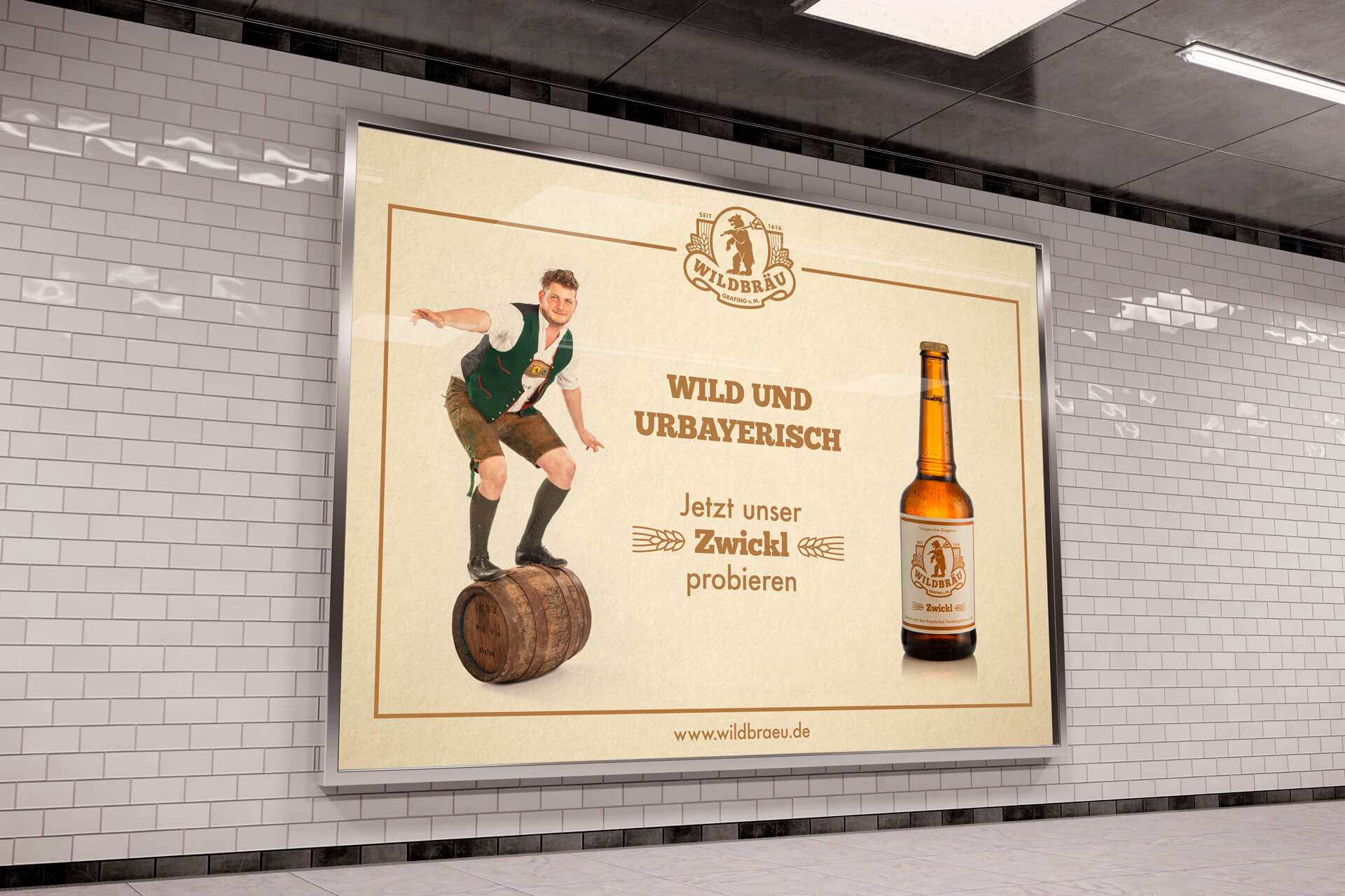 Wildbräu Großfläche in Unterführung. Fasssurfer, Zwicklbier. Wild und urbayerisch. Jetzt unser Zwickl probieren. Humorvolle Werbekampagne für Brauerei