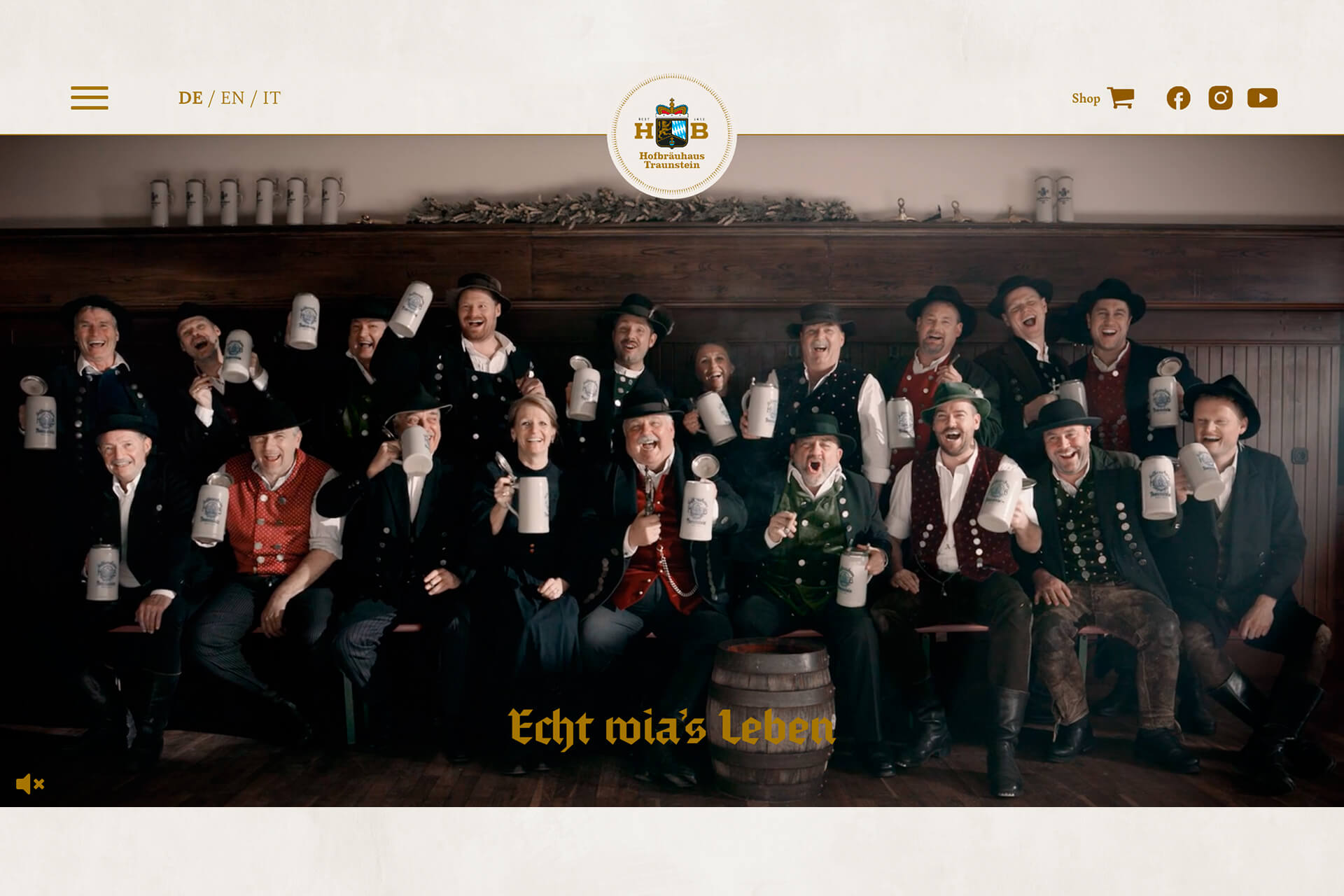 Dunkle Gestalten. Hochwertige Fotografie der Mitarbeiter des Hofbräuhauses Traunstein. Dunkle Wandvertäfelung, Team in Tracht und jeweils mit einem Steinbierkrug mit Deckel. Fotoshooting von Murner Wagner. Kampagne dunkles Bier.