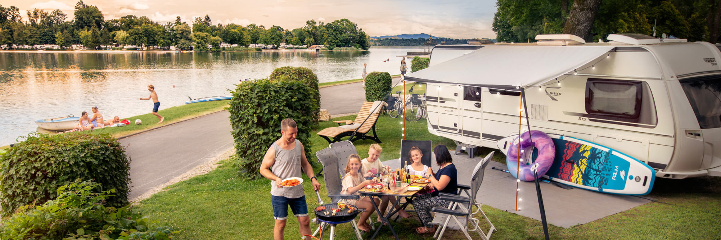 Familie beim Grillen am Waginger See - Strand Camping Waging Redesign - Fotoshooting Strand Camping von Murner Wagner GmbH Traunstein