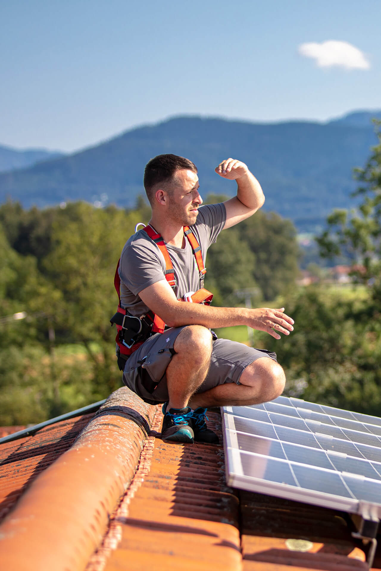 EG Wolkersdorf Elektro und Strom Kampagnen Fotografie - Mitarbeiter bei Arbeiten auf Dach an Solaranlage