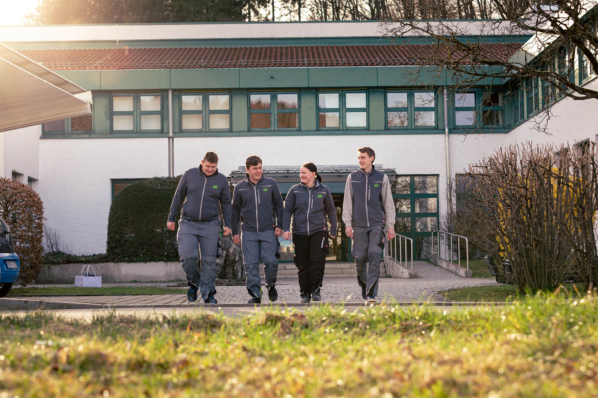 EG Wolkersdorf Ausbildungskampagne Fotografie - Murner Wagner Werbeagentur Traunstein - Azubis vor Schule