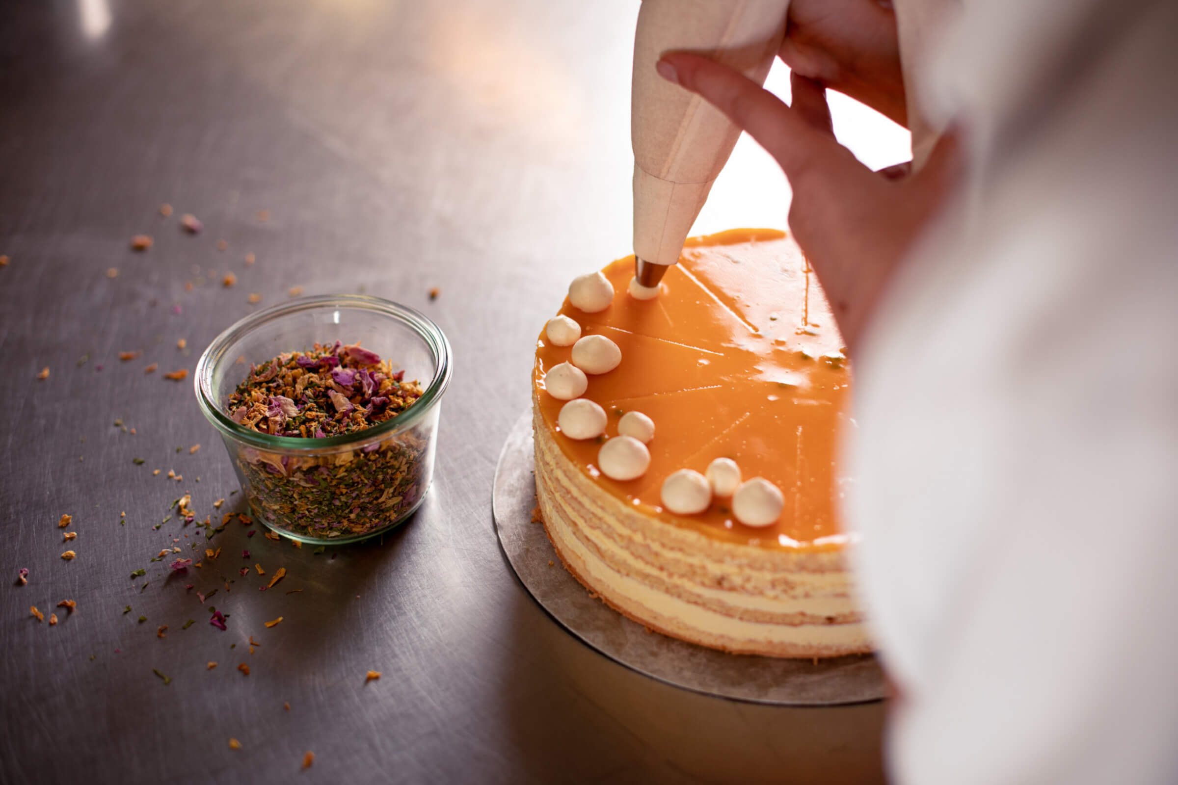 Bäckerei Stumhofer Chieming - Fotoshooting - Torte verzieren - Murner Wagner Werbeagentur Traunstein